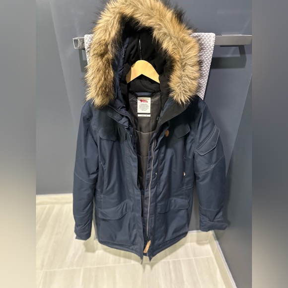 Fjallraven
Women's Nuuk Parka (navy) MEDIUM. - Picture 3 of 6
